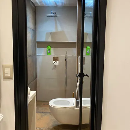 Main 3 * Τίρανα